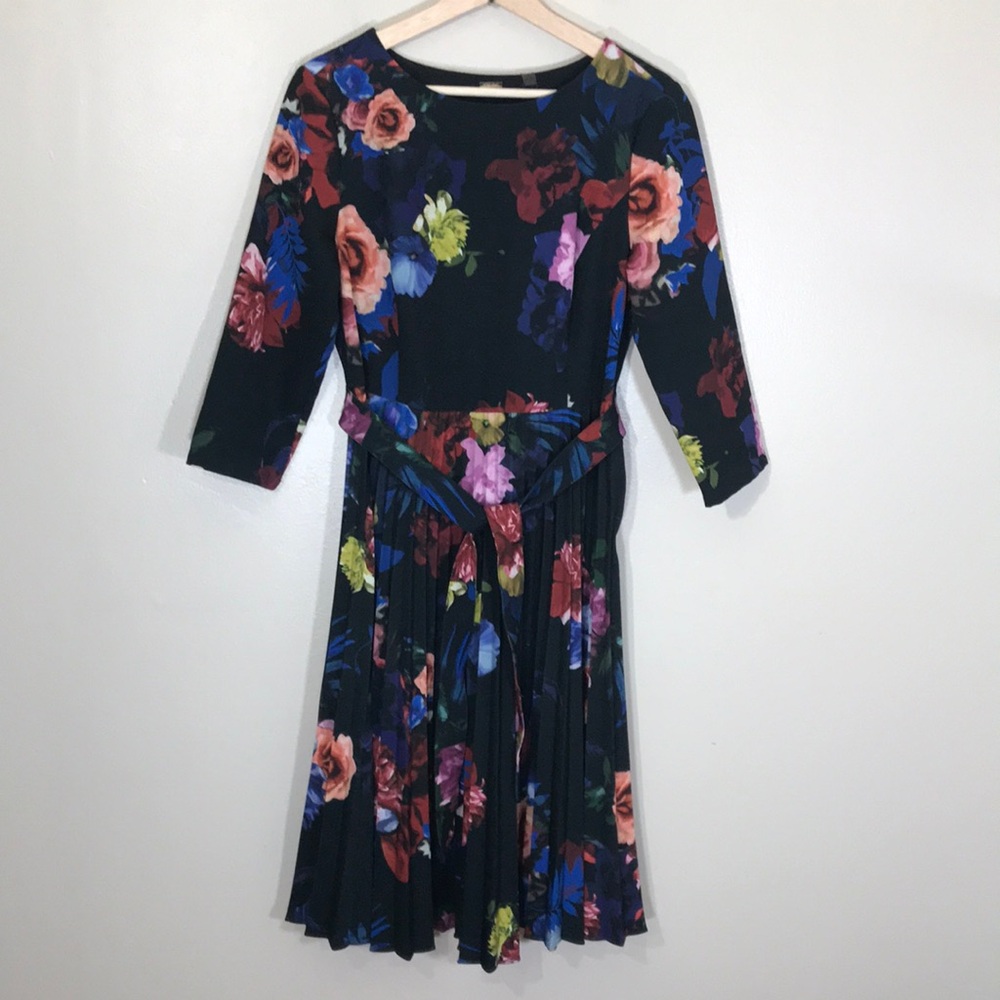 EUC Tahari Floral‎ Print Dress